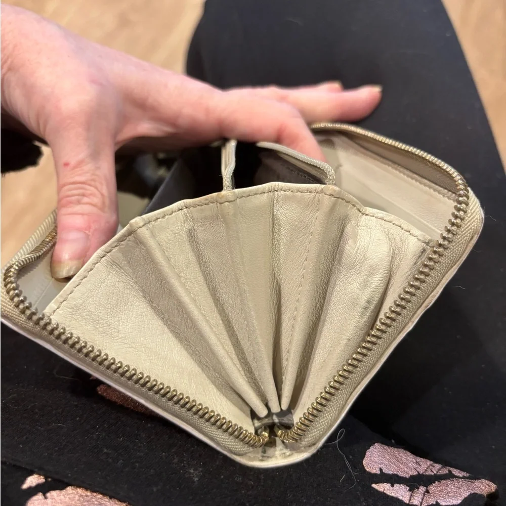 Gucci Tan and Green Signature Wallet - Picture 7 of 15